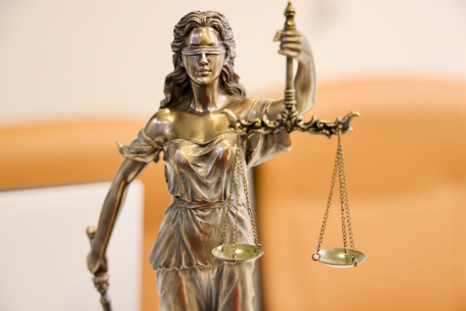 Detaljni prikaz statue Pravde, simbol pravednosti i nepristranosti