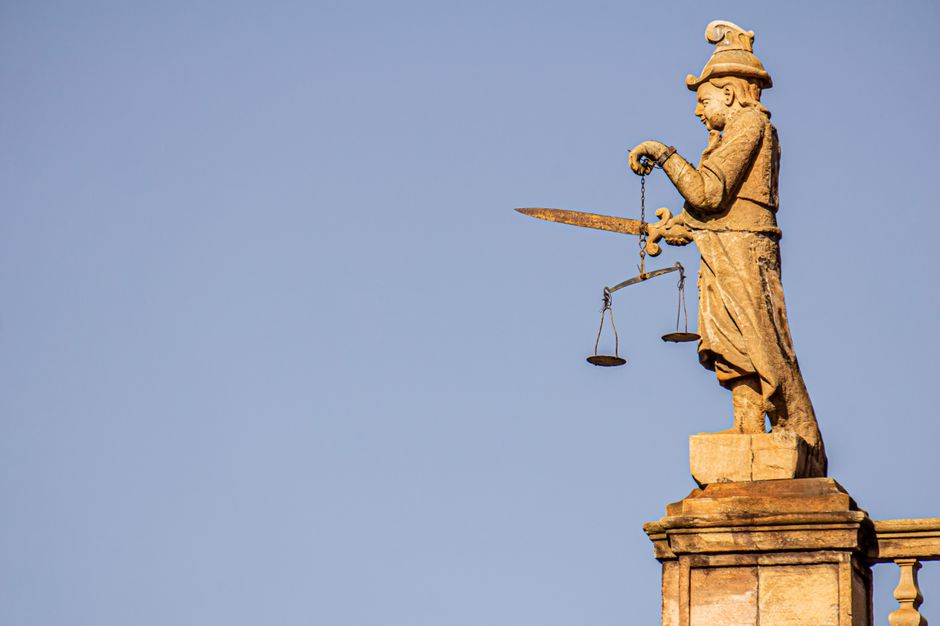 Statua pravde s vagom uz plavo nebo